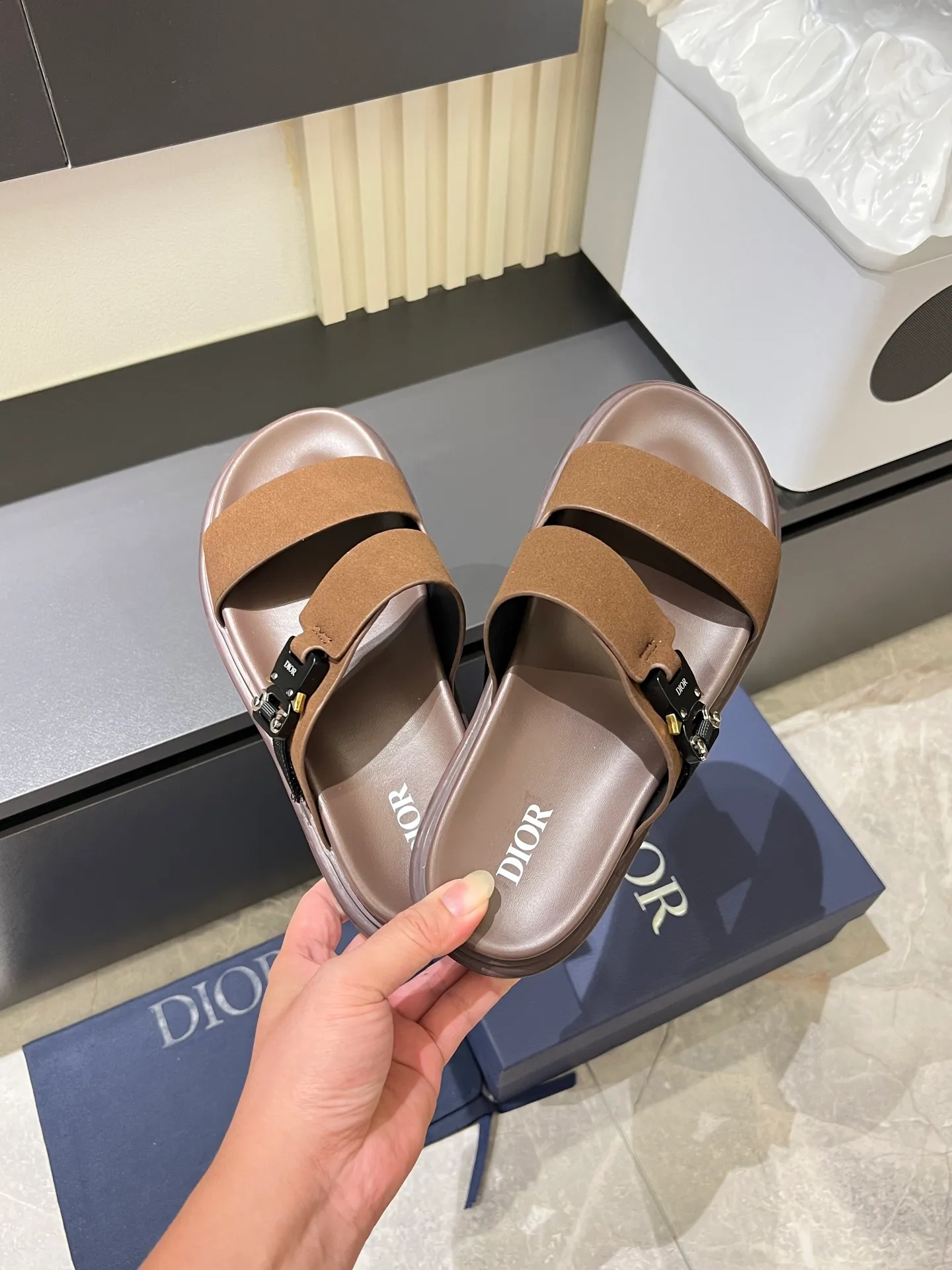Men's Men's Shoes 💰p320 Dio* Men's Sandals Slippers. Showcasing Dior haute couture design. The Dior gray suede strap is accented with an aluminum Dior buckle for added style. Paired with a comfortable tonal notch sole, they pair easily with shorts or jeans for a sophisticated look. Main body: suede cow leather, technical fabric lining: cow leather, with adjustable straps, aluminum Dior buckle, Dior gray EVA insole, tonal notched rubber outsole splicing structure, size: 38-44 (customized at 45.46)